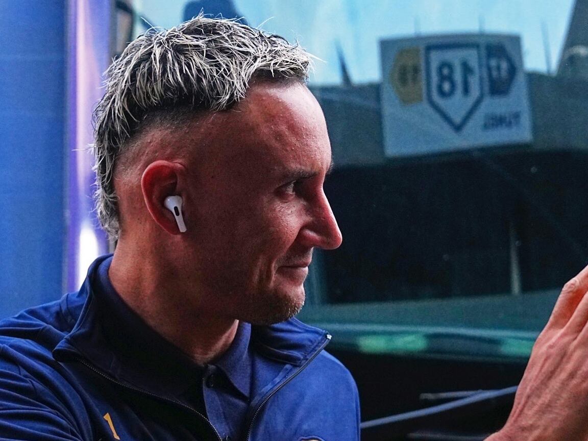 Keylor Navas recibió el cariño de los aficionados de Pumas.