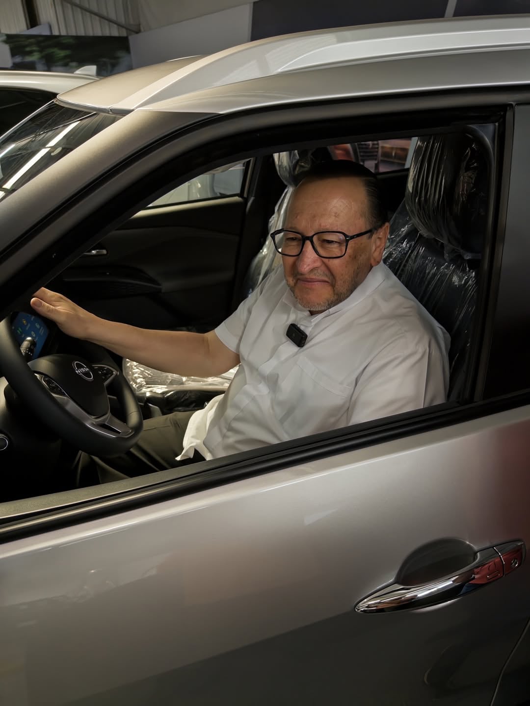 El padre Eduardo Fallas se volvió tendencia en redes sociales tras exclamar una "mala palabra" debido a la emoción al enterarse de que su parroquia había ganado un vehículo Nissan Magnite Advance en un concurso de Radio Fides.