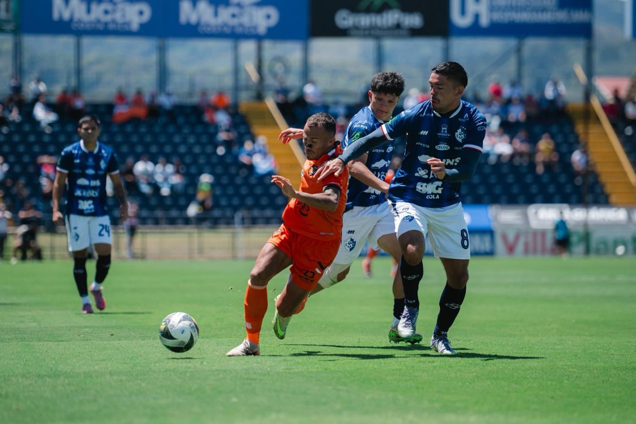 Kliver Gómez luchó por un balón contra Douglas López del Cartaginés.