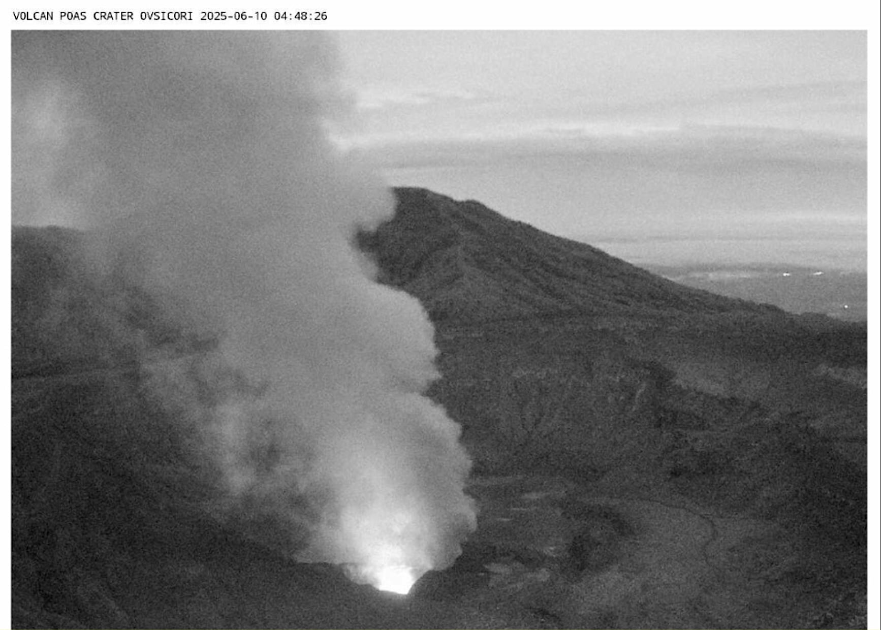 Vista de la erupción del volcán Poás a primeras horas de este martes 10 de junio. Fotografía: