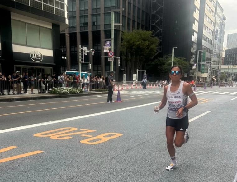 La maratonista costarricense Diana Bogantes, durante la maratón del Mundial de Atletismo que levantó la polémica.