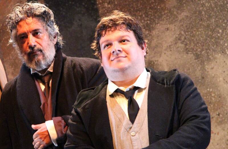 Izquierda: Los actores Vinicio Rojas (izquierda) y Pablo González. Derecha : histriones en el escenario del Teatro de la Aduana.