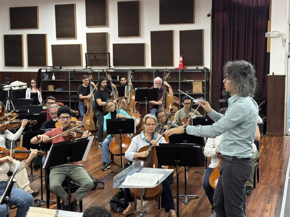 Cristian González Kharina dirigirá a su madre Elena Kharina durante su presentación pues la mujer participa en el primer atril de chelos.
