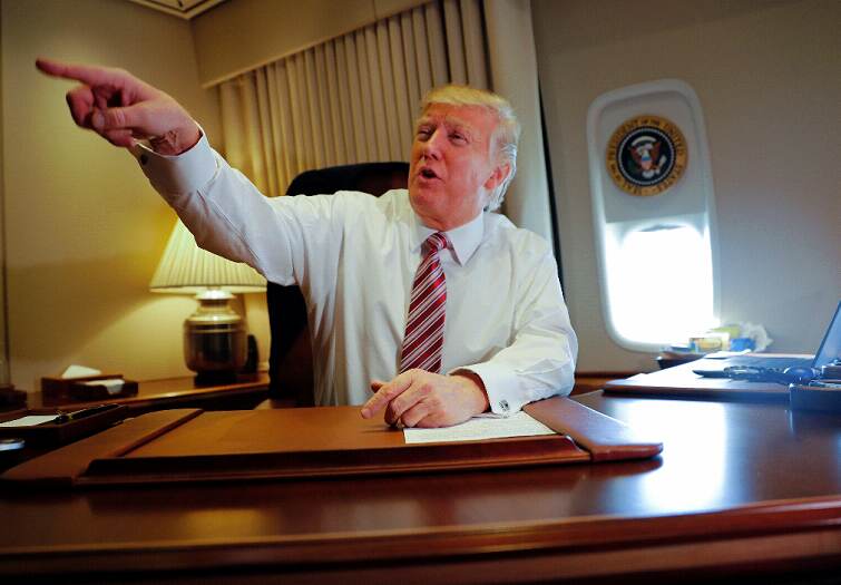 Donald Trump, presidente de Estados Unidos, en el avión presidencial Air Force One. / AP