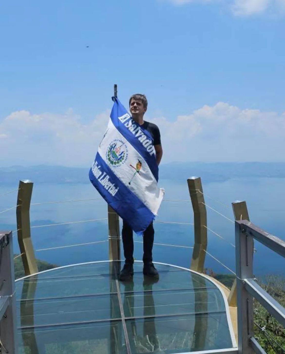 El pasado mes de abril, Alexei compartió una imagen envuelto por la bandera de El Salvador, destino que también lo cautivó.