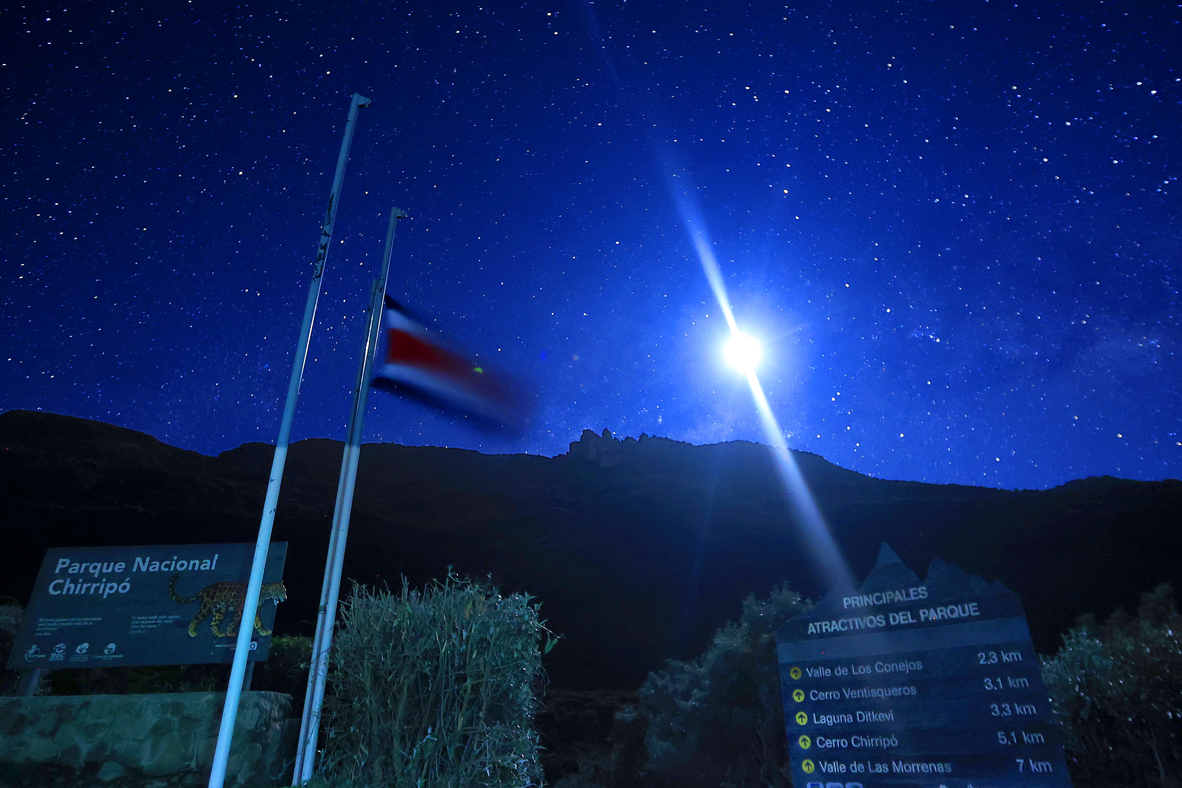 22/02/2025 Parque Nacional Chirripó. Impresionantes vistas que incluyen flora y fauna, observación de especies de aves endémicas y mamíferos como ardillas son parte de los atractivos que animan a muchas personas a visitar este escenario natural que este año cumple 50 años de su creación. Este es parte del registro en fotografías que logramos el viernes y sábado anterior, previo al desarrollo de la edición 37 de la carrera de campo traviesa a este parque natural. Durante la madrugada del sábado anterior, a las 3:29 a.m., el cielo estrellado y luna en fase de cuarto mengunte aportaron al paisaje desde Base Crestones. Foto: Rafael Pacheco Granados