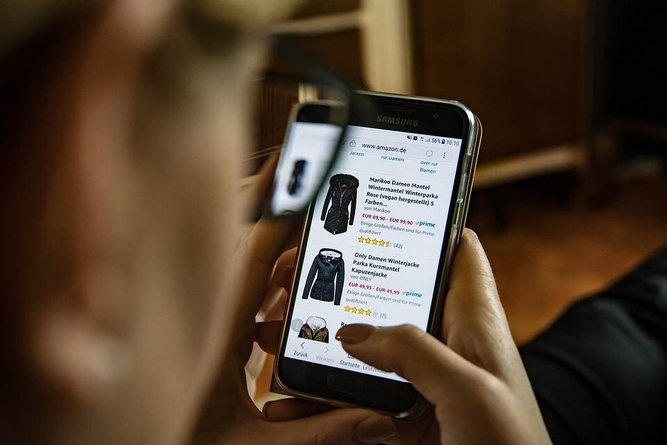 Las compras de bienes de por Internet pagan actualmente el impuesto de ventas cuando se desalmacenan en la Aduana. El proyecto propone que paguen el momento de pagar con la tarjeta y luego demostrar en la aduana que ya pagó para que no le cobren otra vez o si lo hacen pedir la devolución. Archivo.