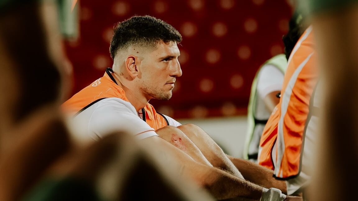 Alberto Toril ya purgó un partido de suspensión y le falta otro, a raíz de una roja que no merecía y que se le mostró después de una revisión en el VAR.