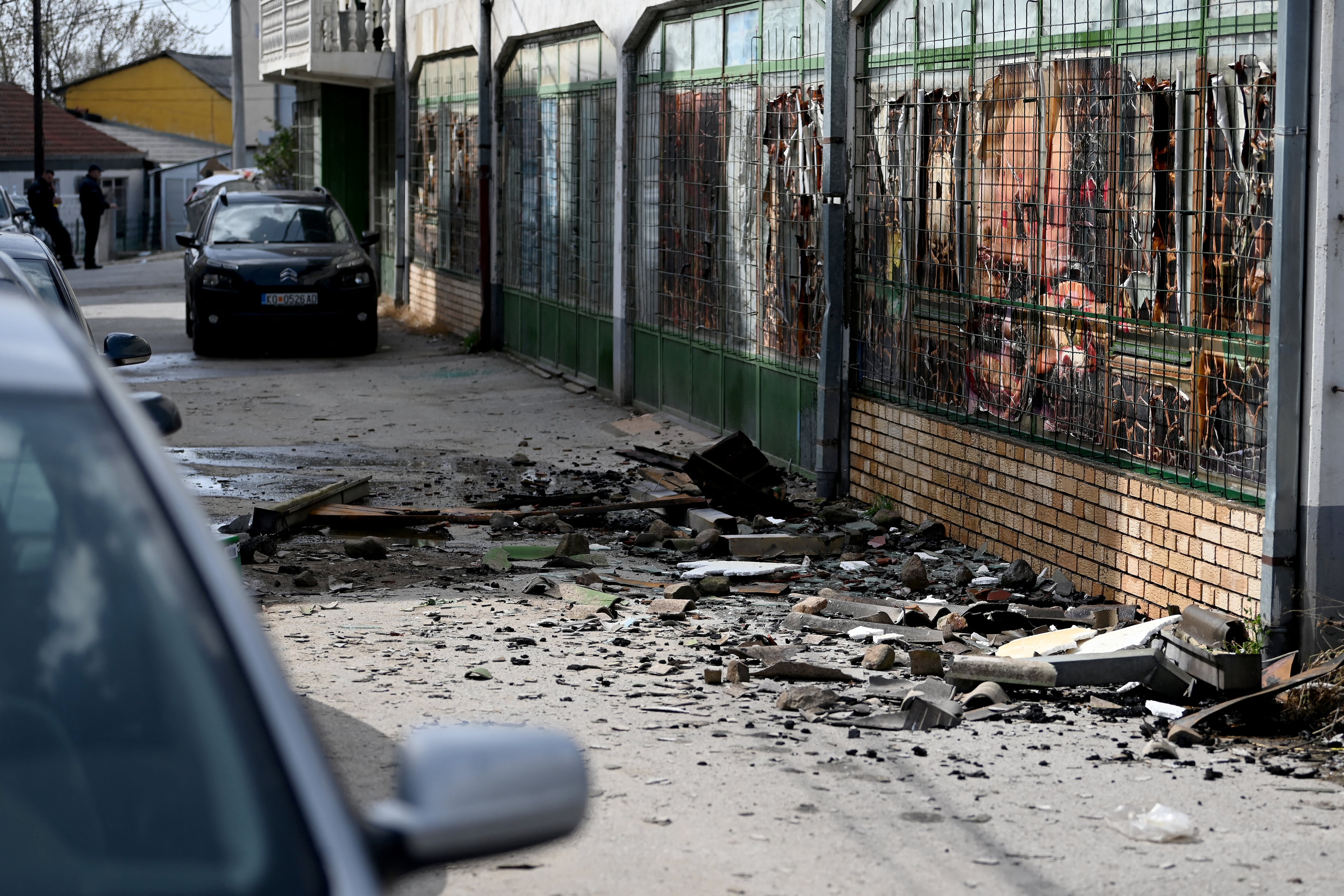 Escombros este 16 de marzo en la acera frente a la discoteca incendiada donde murieron asistentes, en Kocani, una ciudad a unos 100 kilómetros al este de la capital, Skopie. Fotografía: