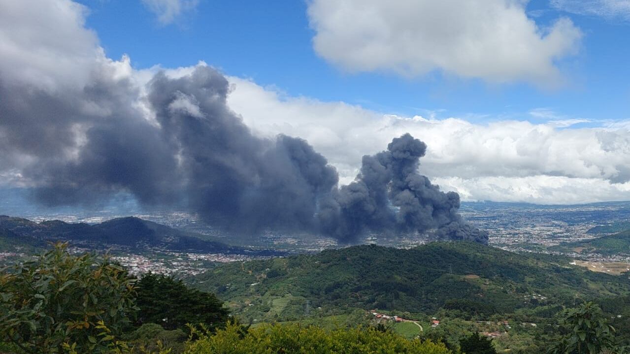 Un incendio de grandes proporciones afecta un complejo de bodegas en San Rafael Arriba de Desamparados.