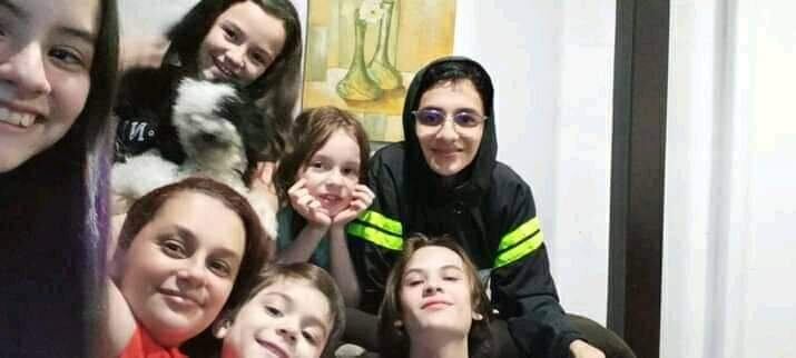 Virginia Víquez y sus seis hijos. También su mascota.