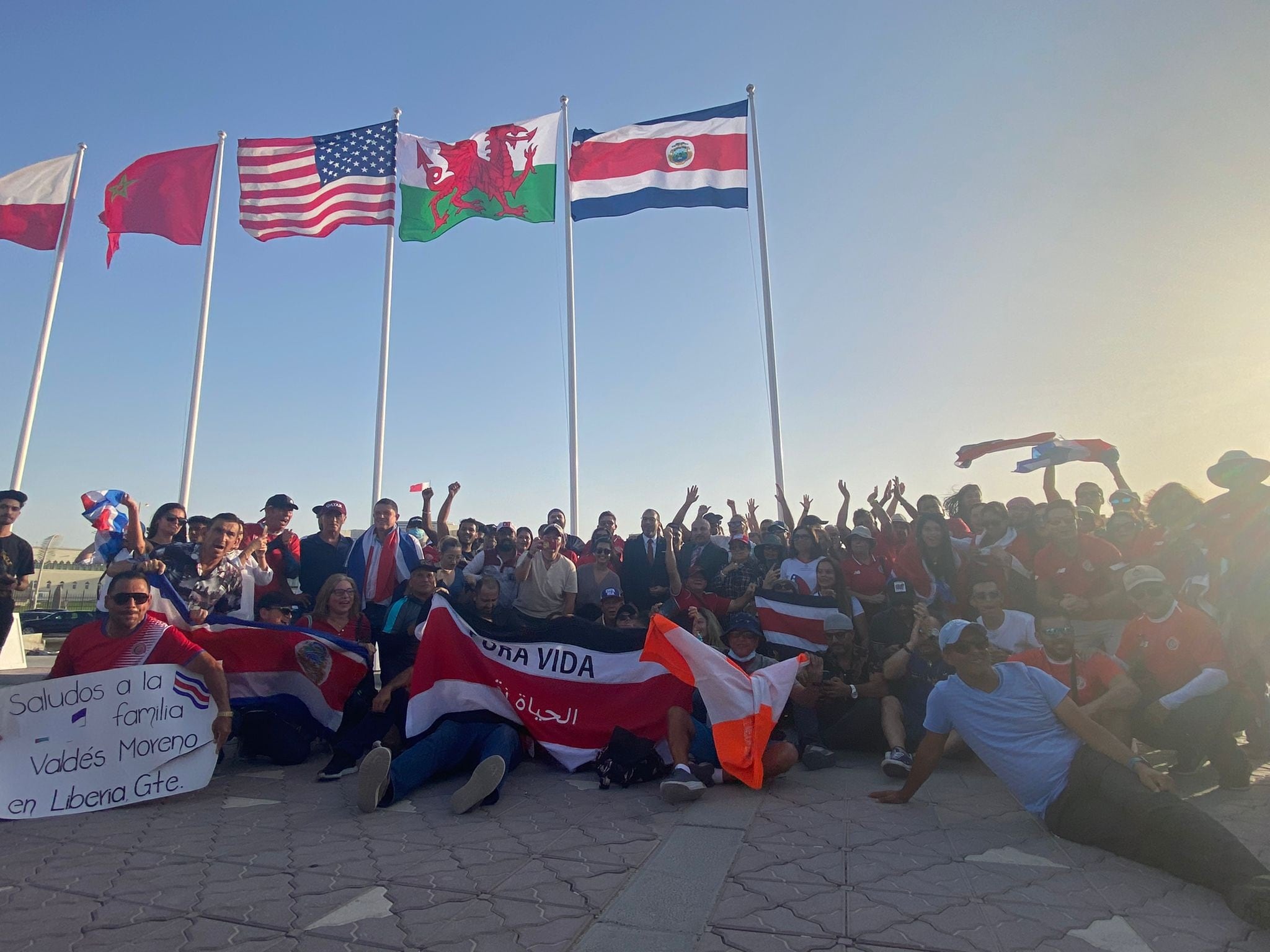 Ticos en Catar que observaron la izada de la bandera de Costa Rica. Prensa Cancillería.