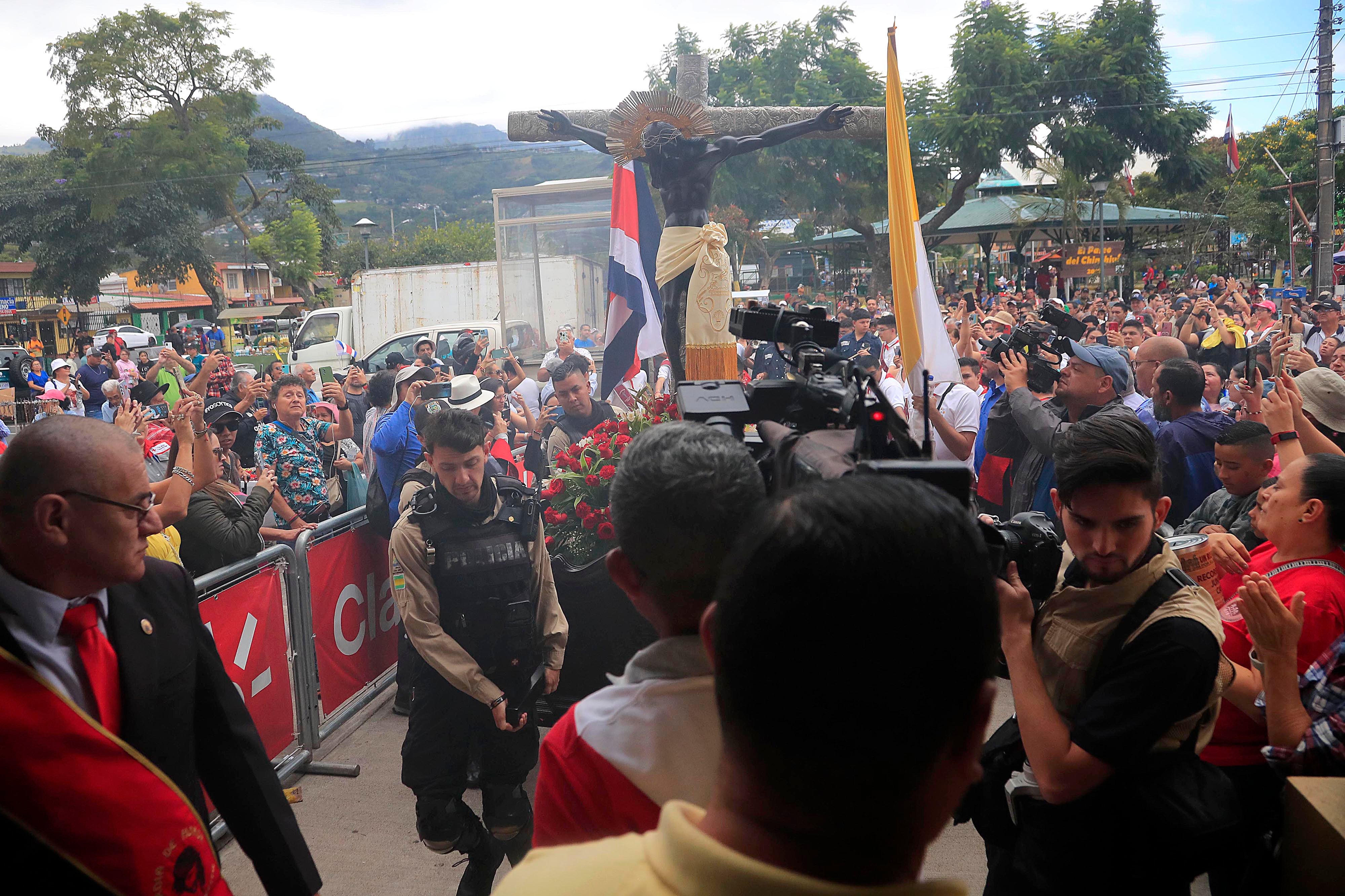 07/01/20023 San José. Romería con el Santo Cristo de Esquipulas desde la Catedral Metropolitana hasta la parroquia de Alajuelita, pasando por la comunidad de Cristo Rey conde el padre Sergio y los colaboradores de Obras del Espíritu Santo también le dieron el acostumbrado especial recibimiento de todos los años. La pequeña peregrinación también pasó por Sagrada Familia y Hatillo antes de llegar a su destino final.