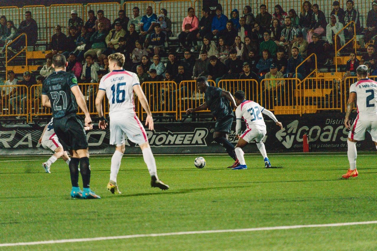 Mayron George reapareció con Sporting después de que sufrió una lesión en su estreno con los albinegros.