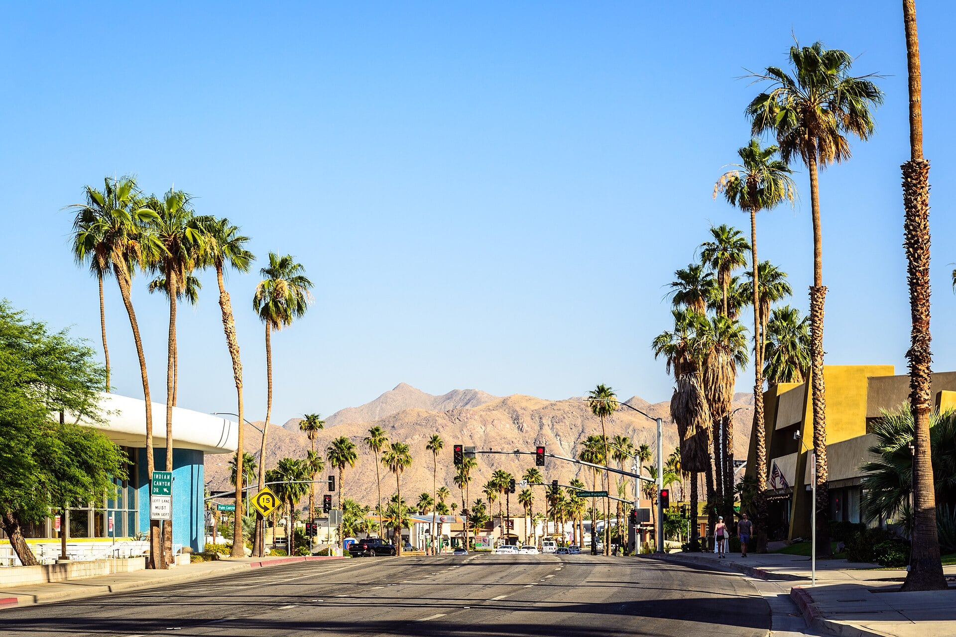 Palm Springs destaca por su arquitectura mid-century modern. La ciudad protege su imagen urbana con políticas de conservación y turismo.