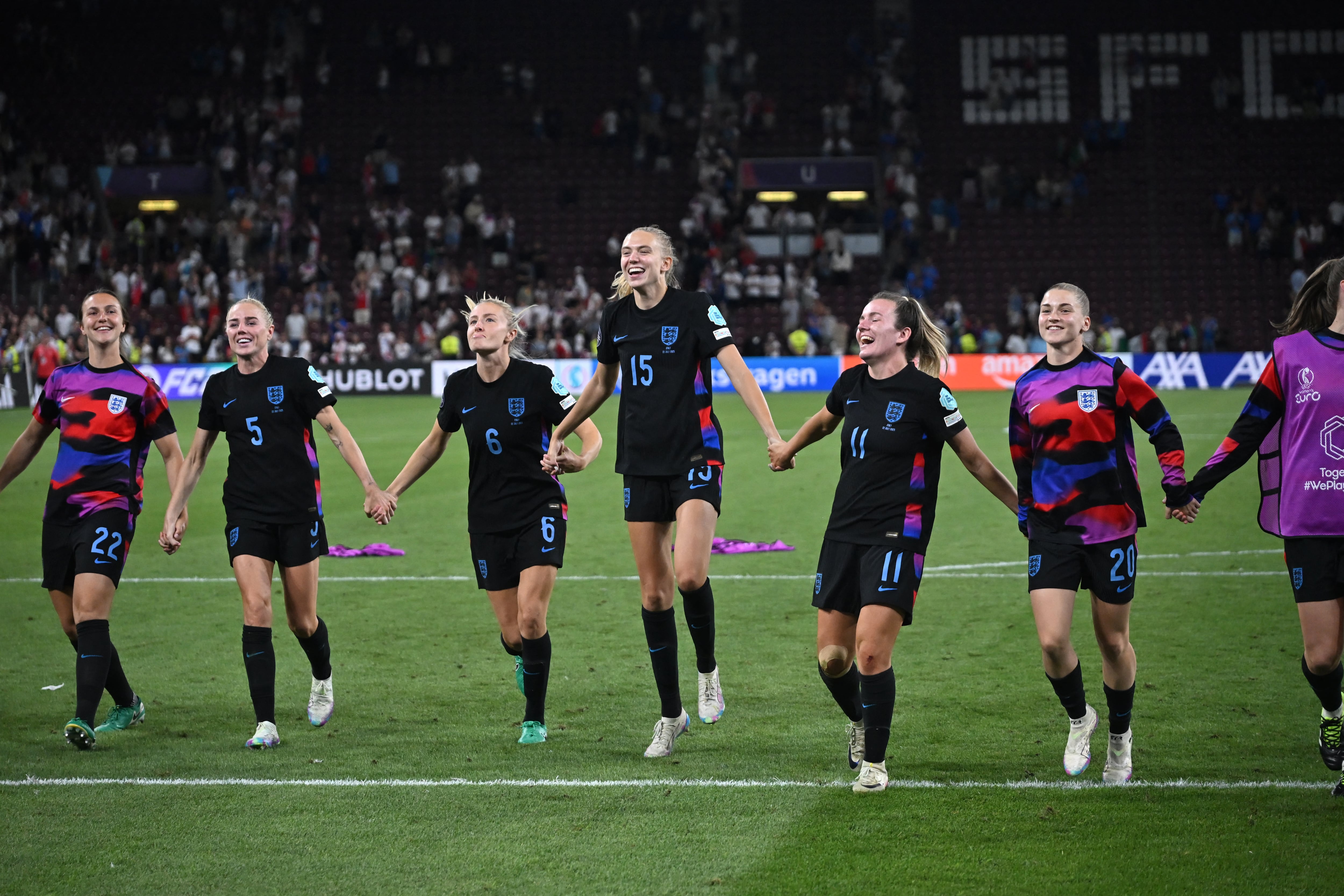 La defensora de Inglaterra, Lotte Wubben-Moy; Alex Greenwood; Leah Williamson; Esme Morgan;, Lauren Hemp; y Jessica Park, celebran tras ganar la semifinal