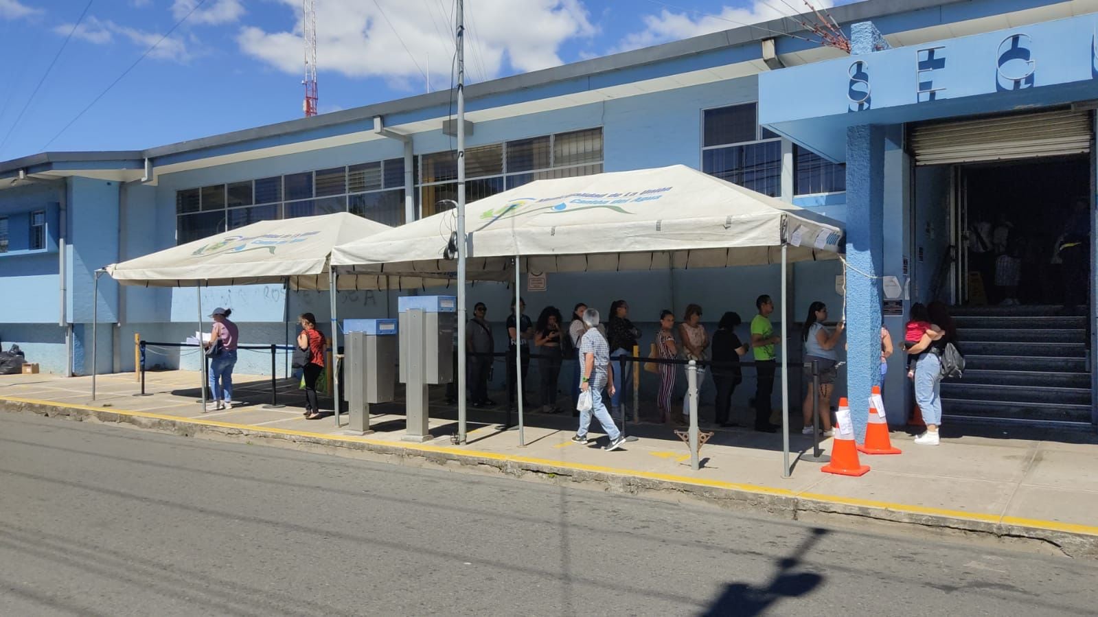 Pacientes hacen fila en el Área de Salud La Unión de la Caja Costarricense de Seguro Social (CCSS).