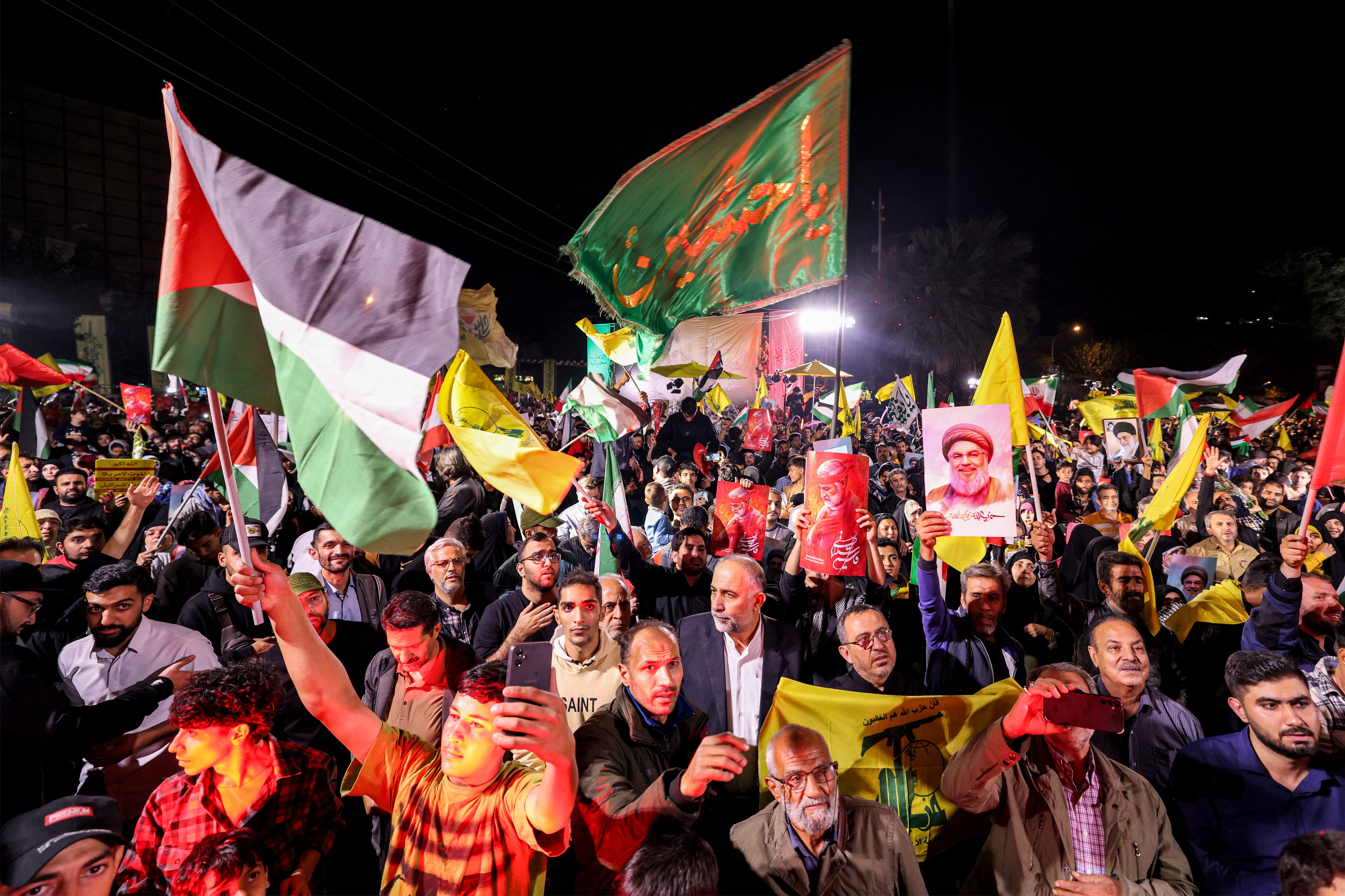 Manifestantes celebran en Teherán tras el lanzamiento de misiles de Irán contra Israel en represalia por la muerte de líderes de Hezbolá. Foto: AFP