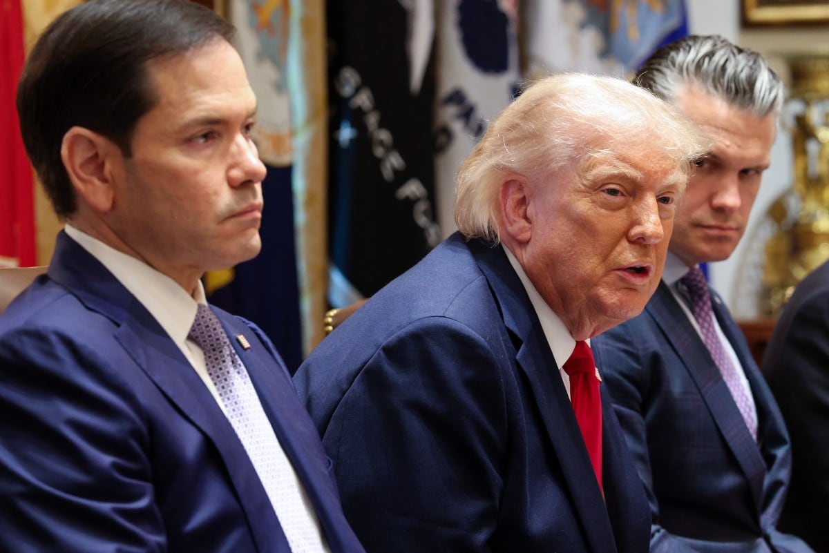 Donald Trump al centro, entre Marco Rubio y Pete Hegseth, en una conferencia en la Casa Blanca.