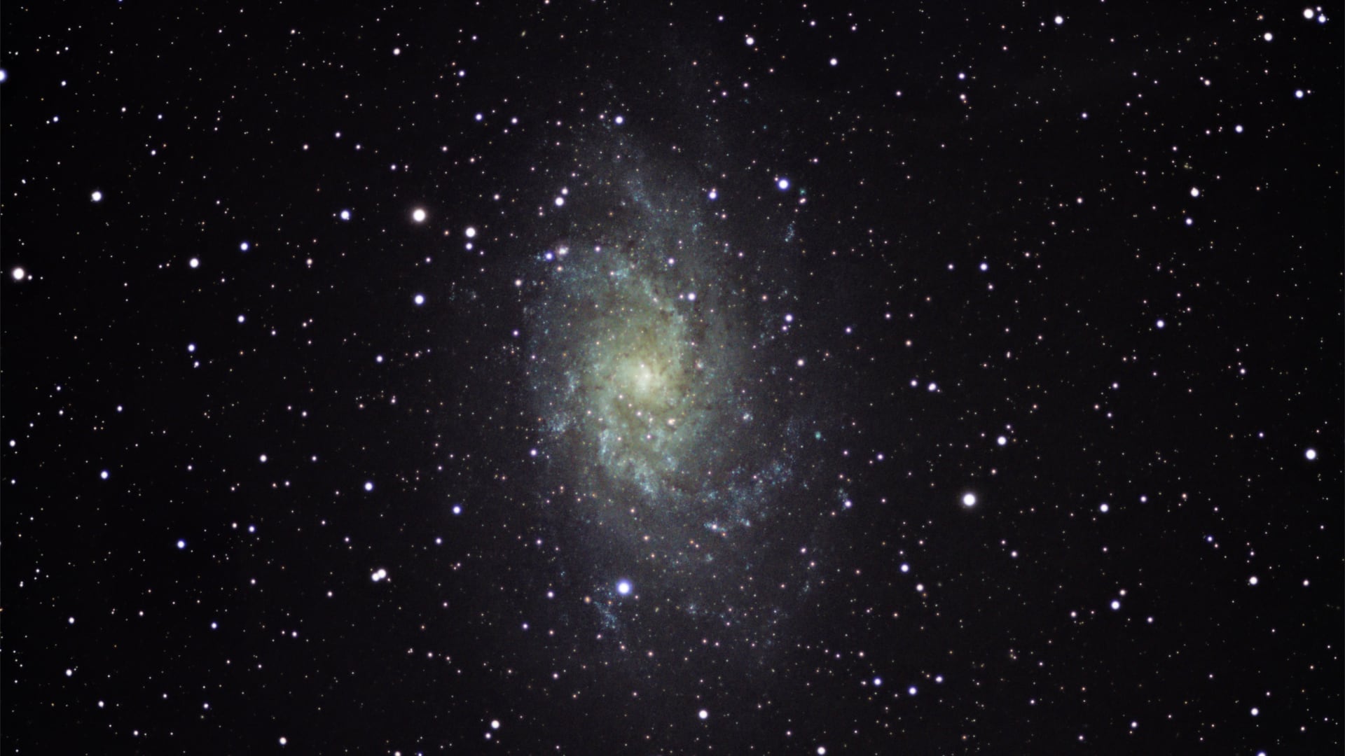 Un estudio en 'Nature Astronomy' muestra que una distribución plana de masa explica el movimiento lento de galaxias cercanas.