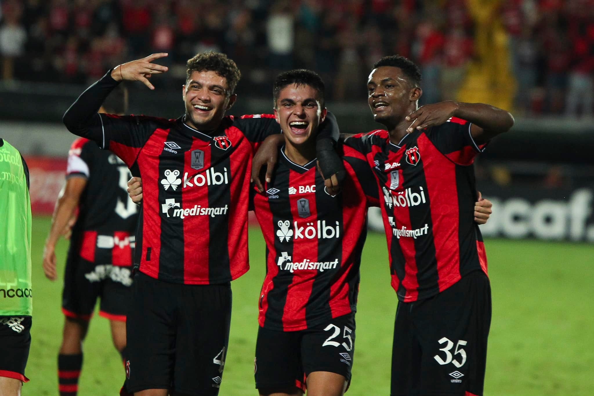 Guillermo Villalobos, Santiago van der Putten y Rashir Parkins tienen motivos para sonreír en Liga Deportiva Alajuelense.