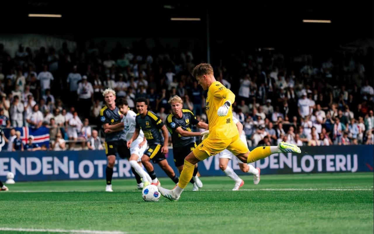 Ronald Koeman Jr., portero del Telstar de la Eredivisie, marcó doblete de penal en el empate de su equipo ante el Cambuur.