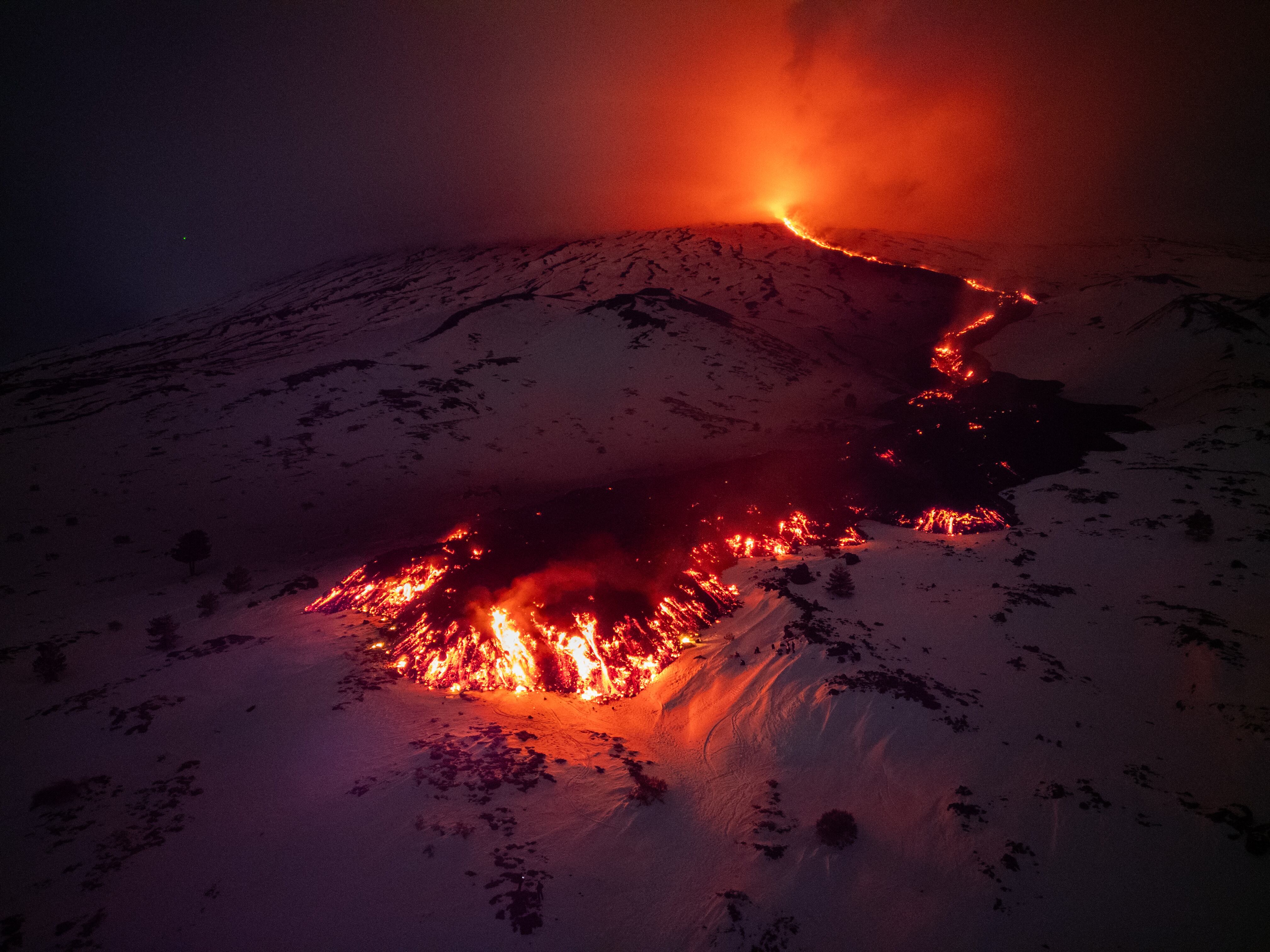 Flujos de lava de una fractura en el Monte Etna durante una erupción del volcán el 14 de febrero de 2025. (Foto Etna Walk / AFP)