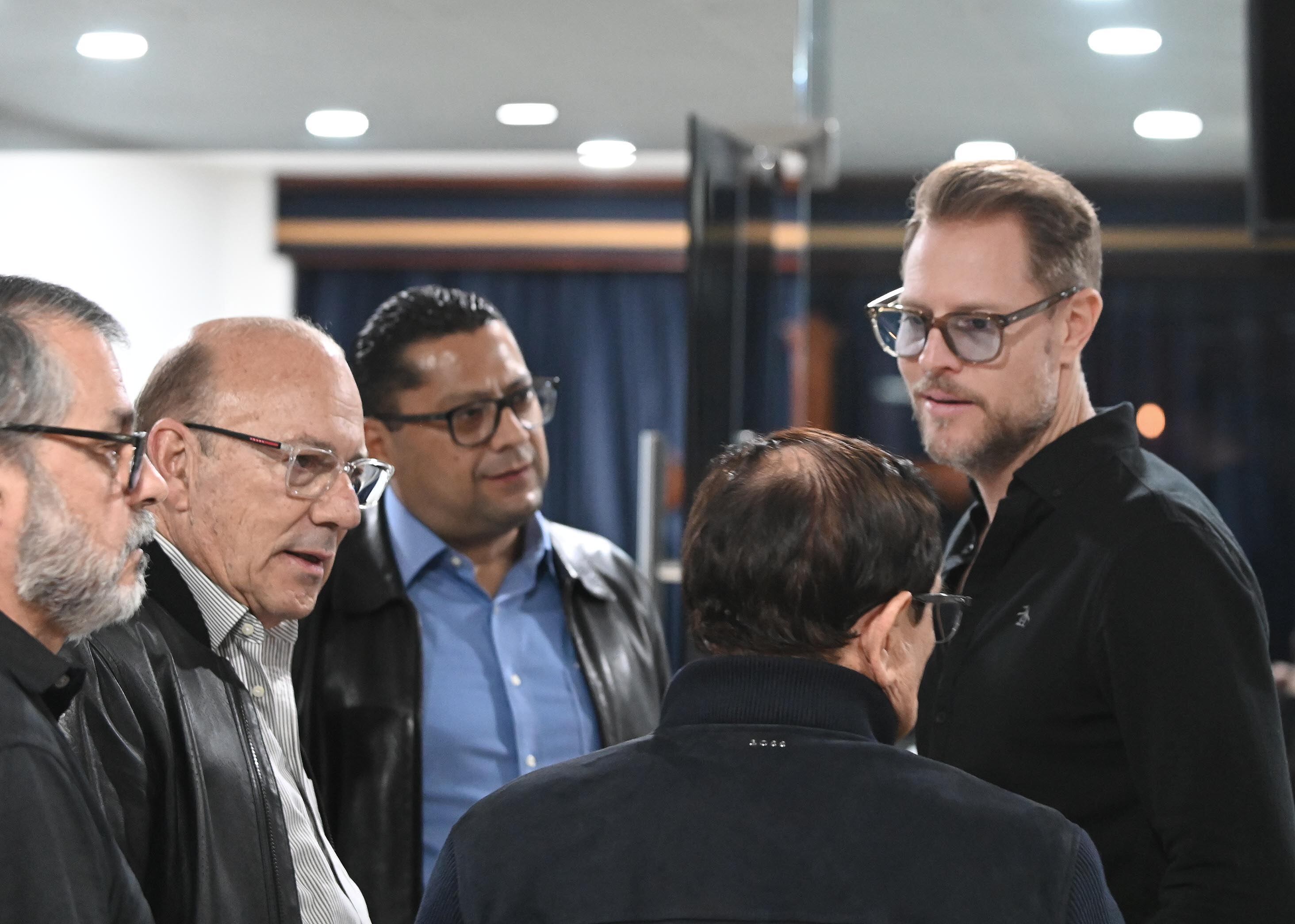 26 de junio del 2025. Funeraria Shalom en Tibás, San José. 18:00 hrs. Funeral del presentador y productor de televisión Nelson Hoffman quién falleció el día de ayer a la edad de 74 años. Cantantes, presentadores de radio y televisión y representantes de Canal 7 estuvieron presentes en el acto fúnebre. En la foto: Foto de don Nelson sobre el féretro. Foto: Albert Marín.