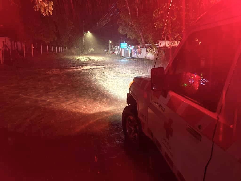 La Cruz Roja Costarricense mantiene desplegados sus equipos de socorro en varios sectores de Guanacaste, tras las intensas lluvias que provocaron el desbordamiento de ríos y múltiples inundaciones durante la tarde y noche de este jueves.