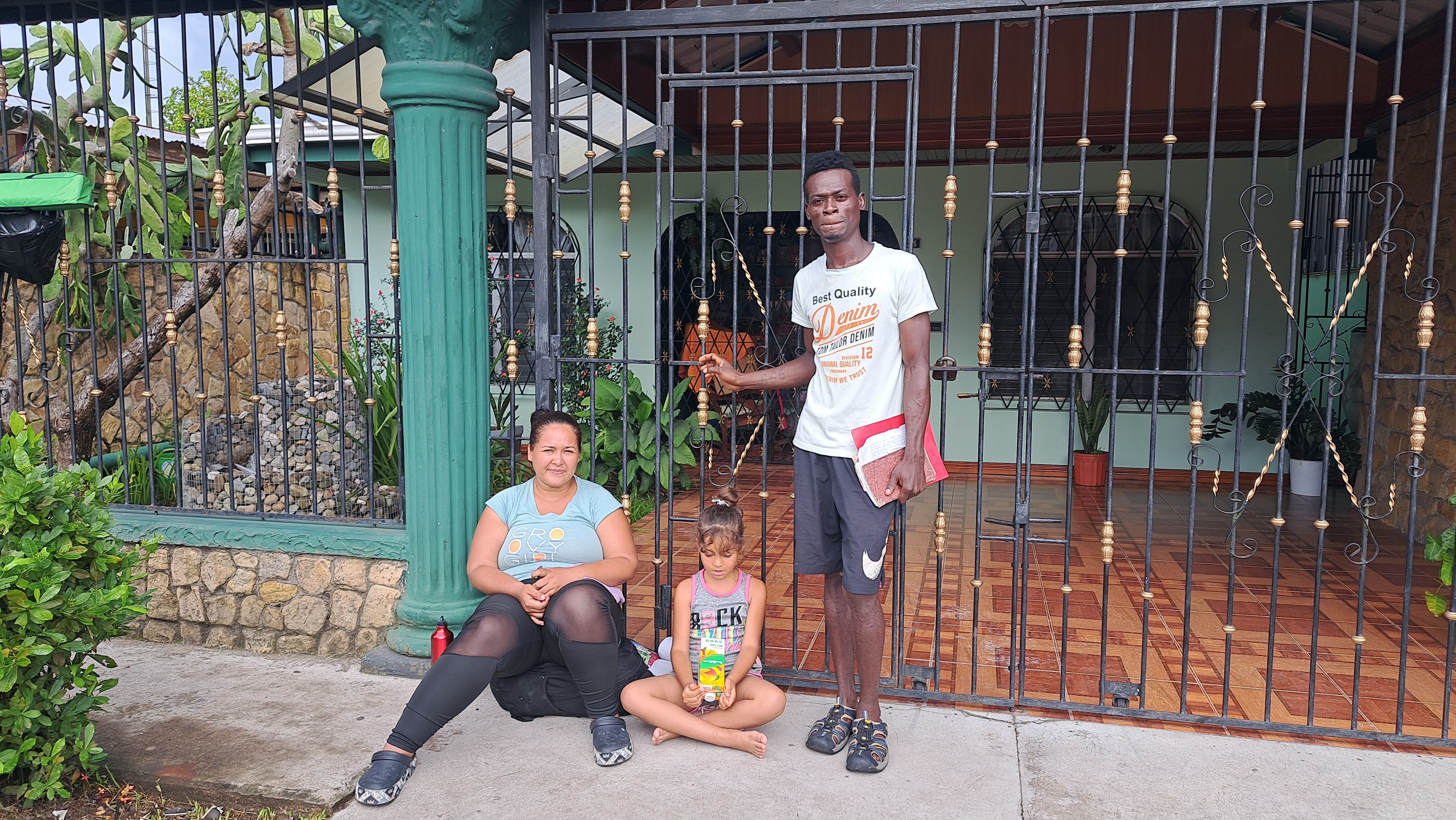 Jason Rentería, junto a su esposa Dailis y su hija Victoria se refugian frente a la cochera de una casa en Paso Canoas mientras consiguen dinero para seguir su camino. Foto:Patricia Recio.