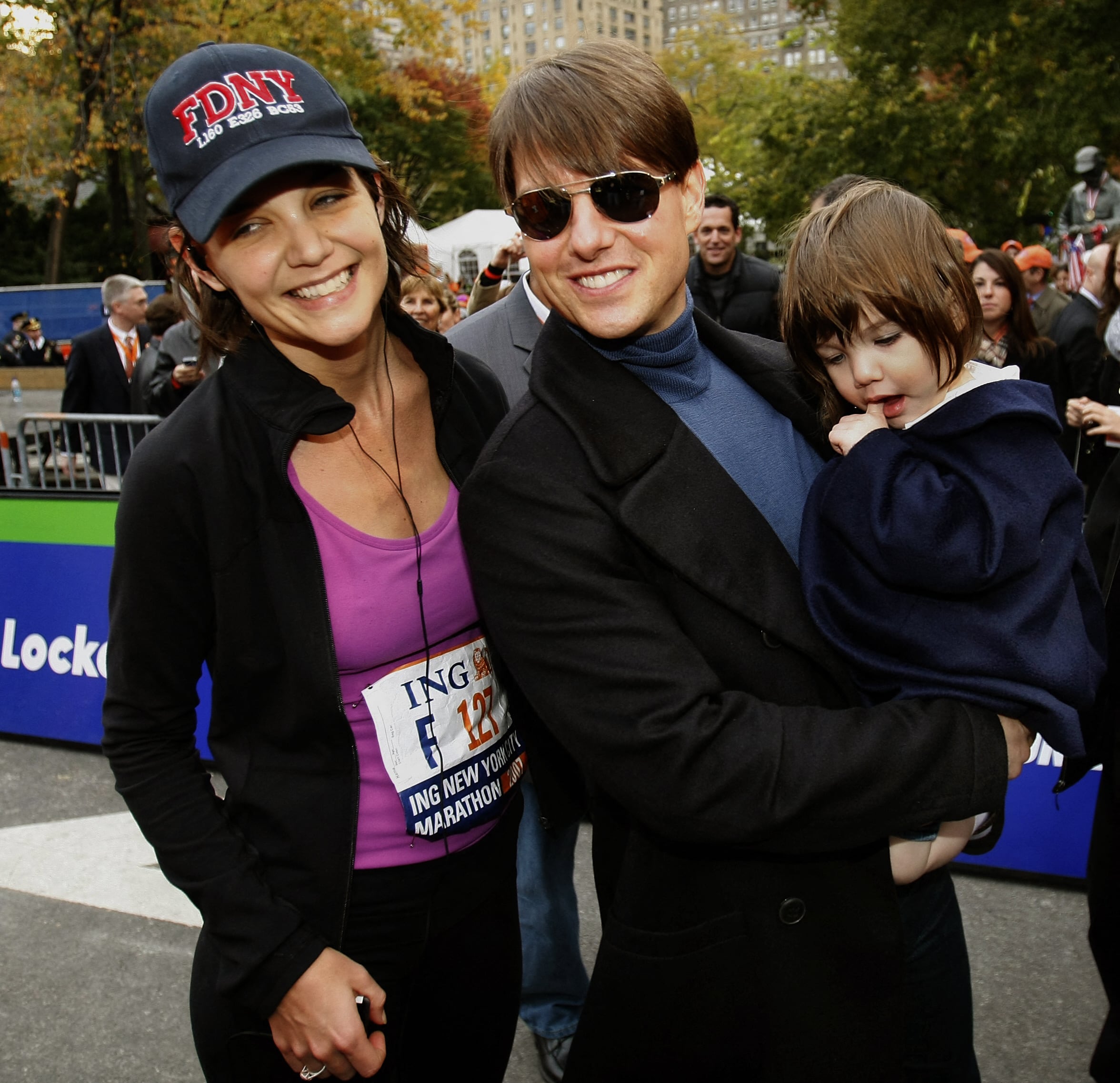 Katie Holmes, Tom Cruise, y su hija Suri en noviembre de 2007.