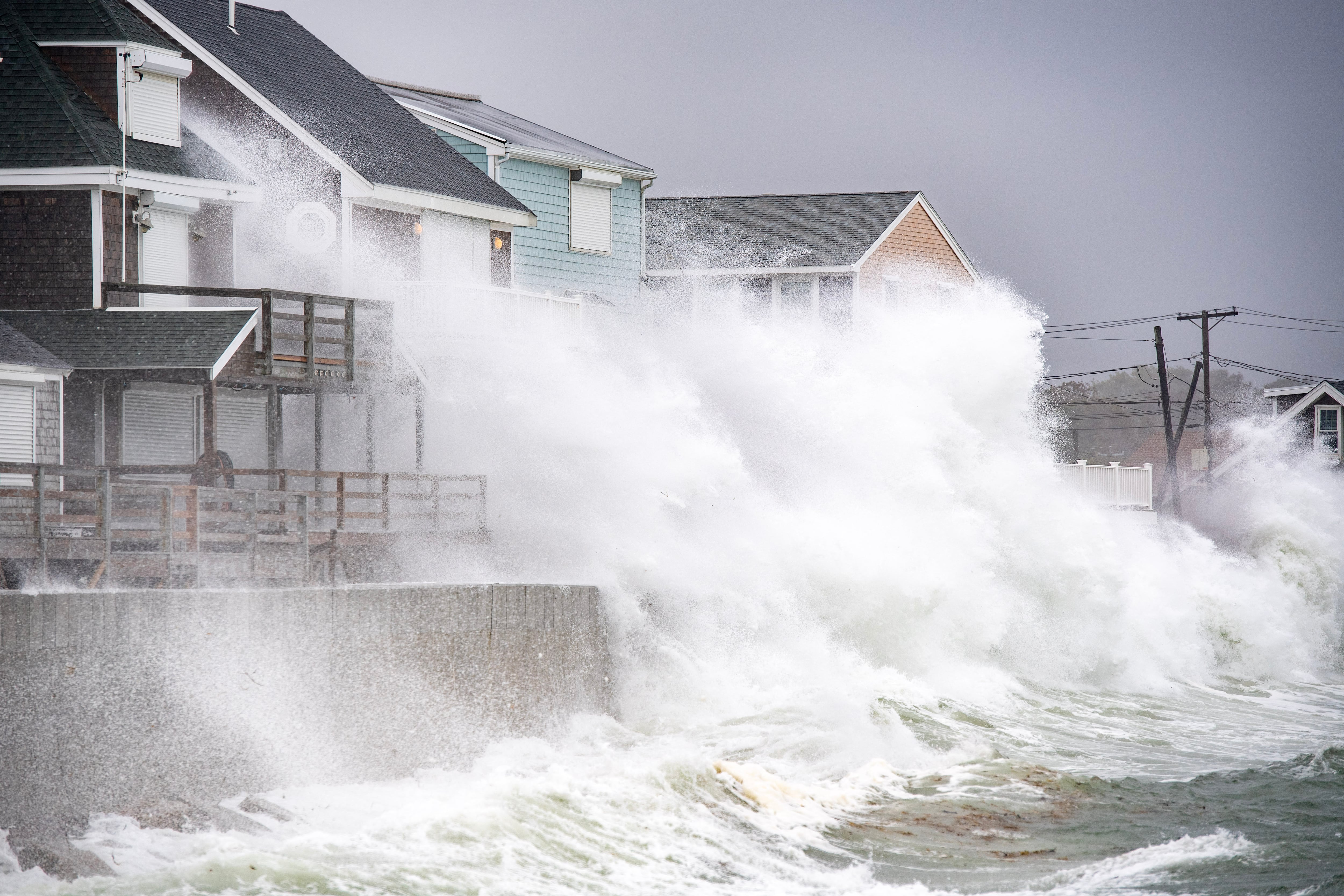 Olas golpean la costa durante la llegada de la marea en medio de una tormenta en Scituate, Massachusetts, este 26 de setiembre.
