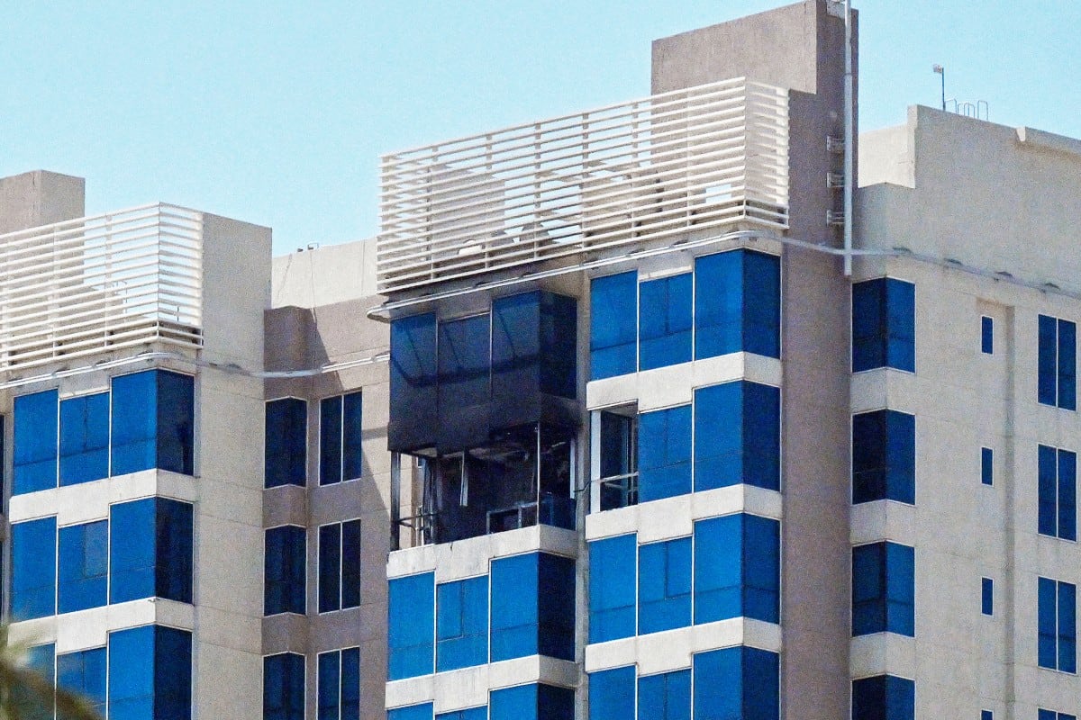 Daños en un edificio residencial tras un ataque con drones iraníes, según las autoridades kuwaitíes, en la ciudad de Kuwait, el 3 de septiembre de 2026.