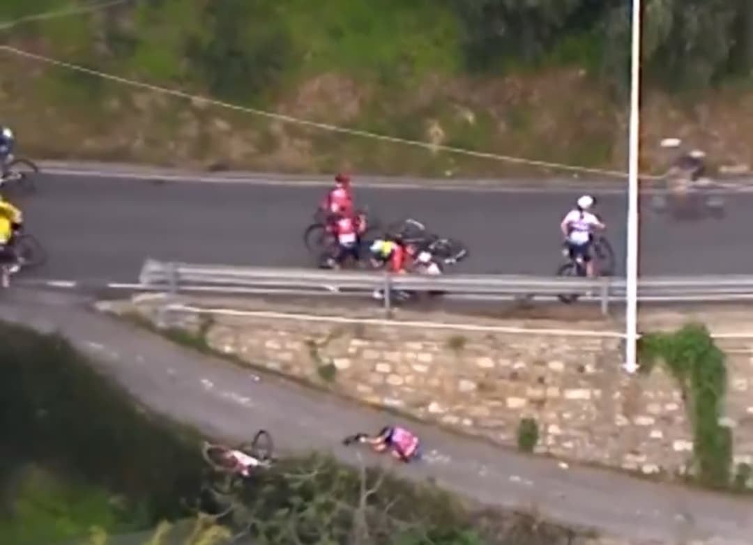 Un grave accidente sacudió la carrera Milán-Remo, una de las más importantes del ciclismo mundial.