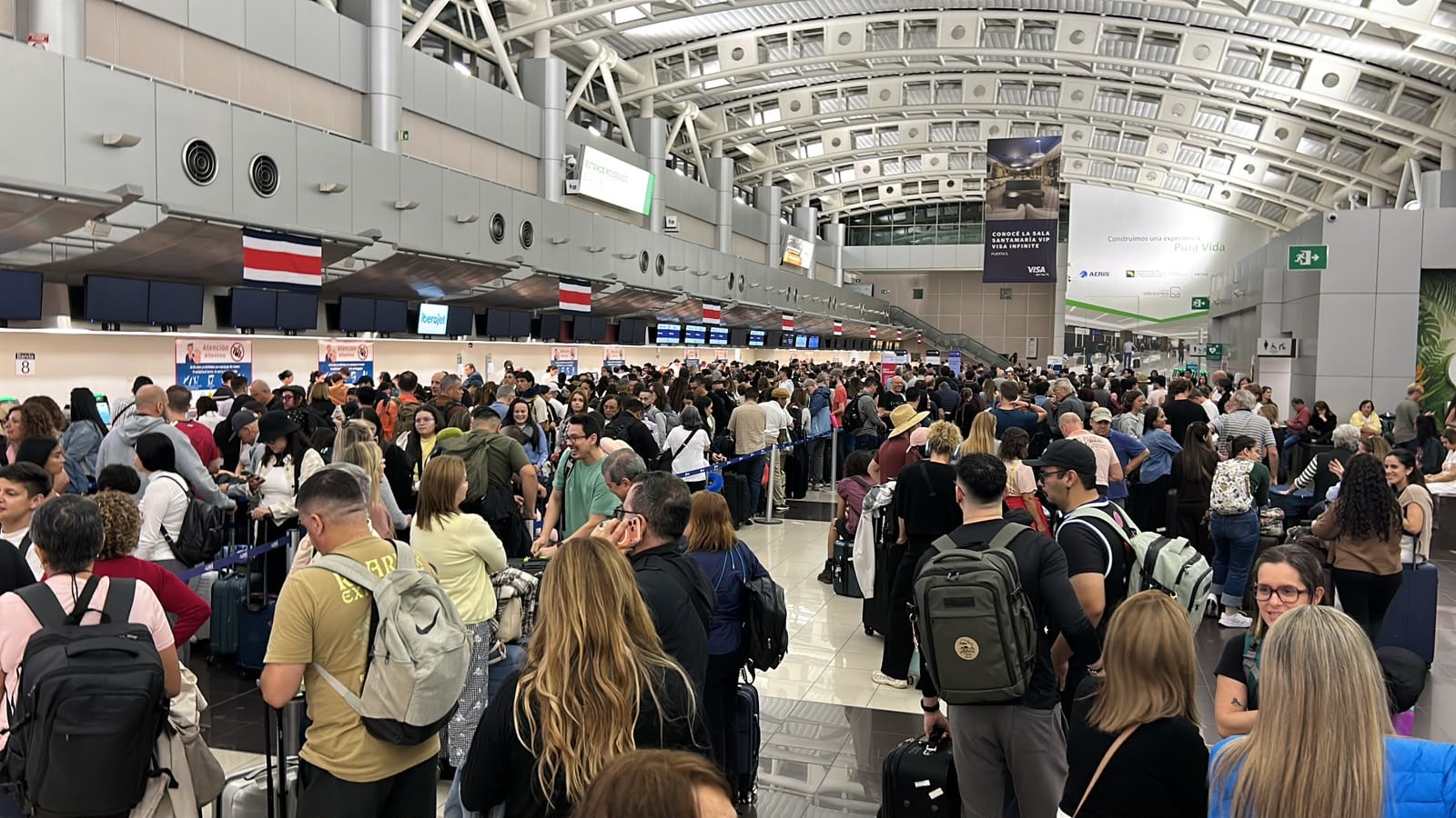 Fallo en red de fibra óptica sería el causante de las largas filas y los retrasos en el aeropuerto Juan Santamaría este sábado.