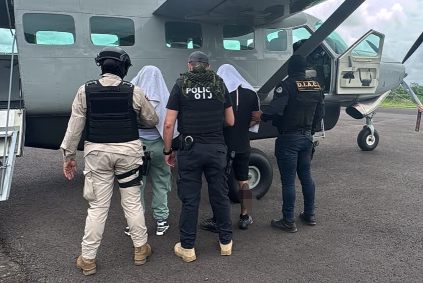 Una mujer de apellido Ramírez, de 41 años y su hijo de apellido Obando, de 19, conocidos como La Patrona y Sicarito, serían los cabecillas de un grupo de venta de drogas conocido como Los Sicarios. Fueron detenidos en Tibás y trasladados a La Fortuna de San Carlos para las diligencias respectivas.