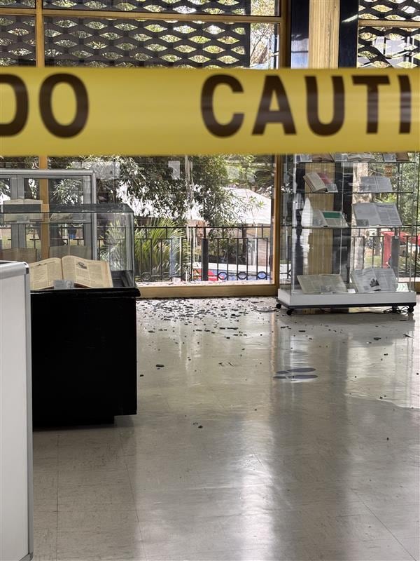 La Biblioteca Nacional Miguel Obregón Lizano, institución del Ministerio de Cultura y Juventud y declarada Benemérita de la Patria, registró daños en su infraestructura la madrugada de este miércoles, tras un incidente con arma de fuego ocurrido en las inmediaciones del edificio.