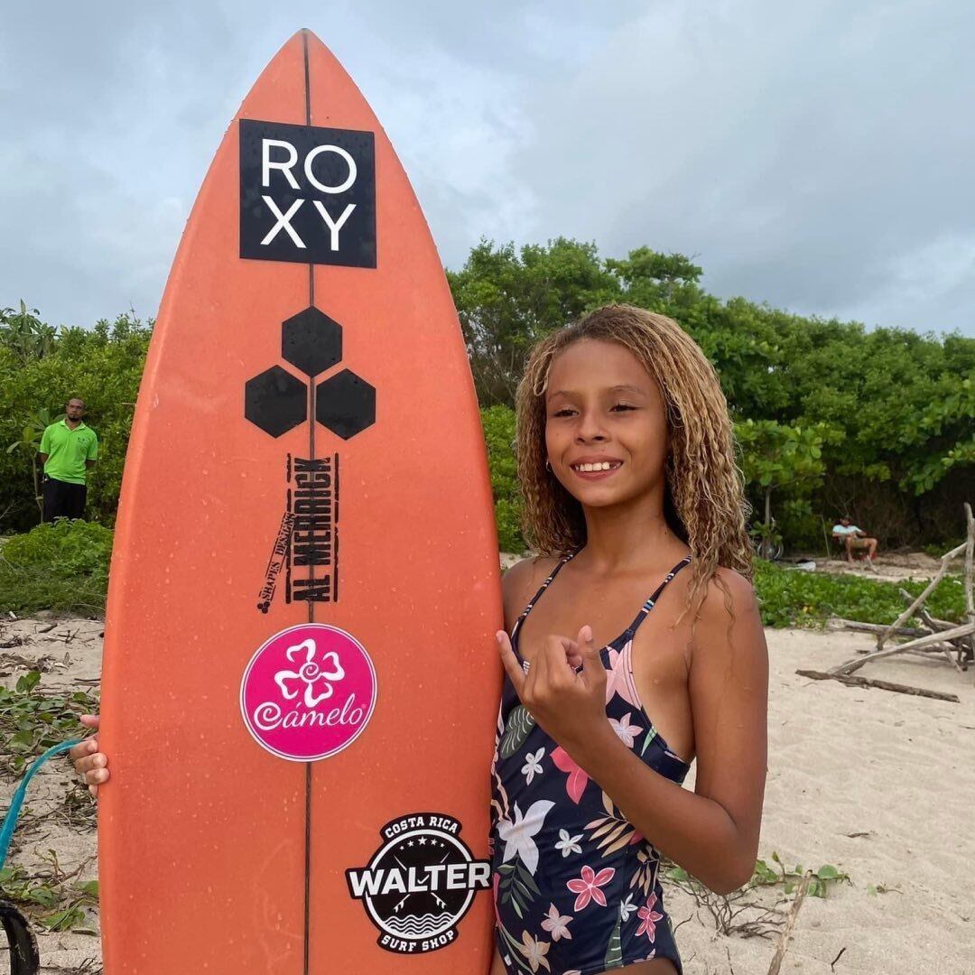 La surfista Mikela Castro Bolívar, de apenas 10 años, representar a Costa Rica con la Selección Nacional Mayor de Surf en los Juegos Panamericanos de Surf, en Lima, Perú.