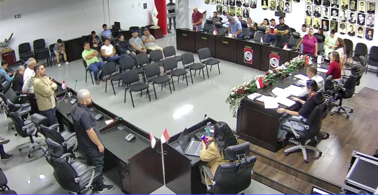 Regidores afines a la alcaldesa Gabriela Jiménez se pusieron de pie para oponerse a que el presidente del Concejo Municipal, Hermilink Chinchilla, continuara al frente de la sesión, en vista de la suspensión temporal que se dictó en su contra.