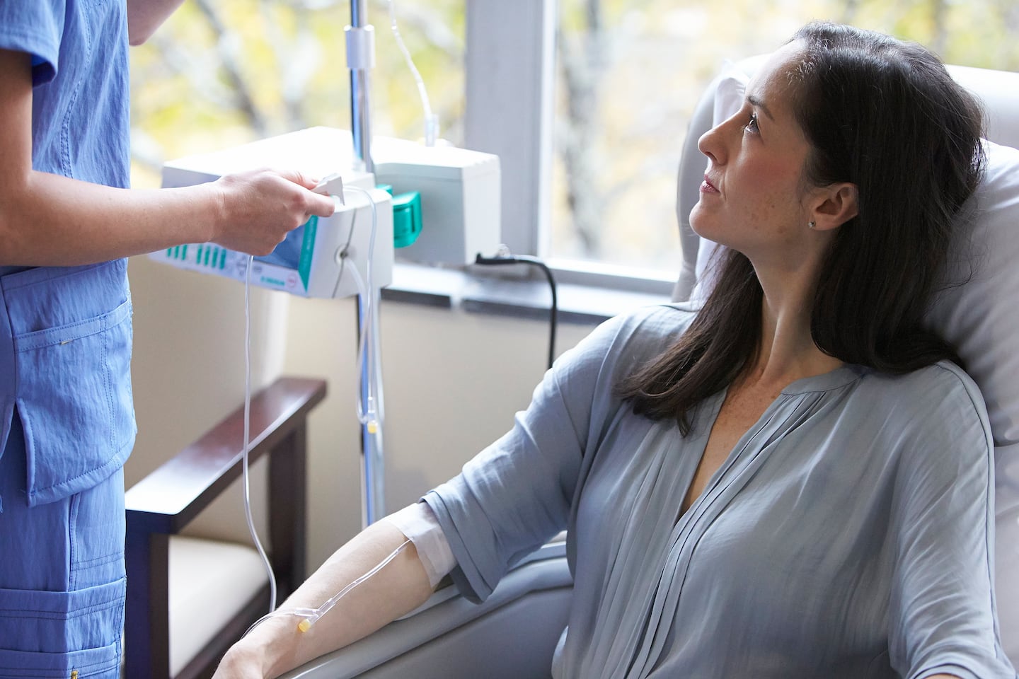 Mujer con tres enfermedades autoinmunes logra remisión tras terapia experimental