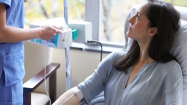 Mujer con tres enfermedades autoinmunes logra remisión tras terapia experimental