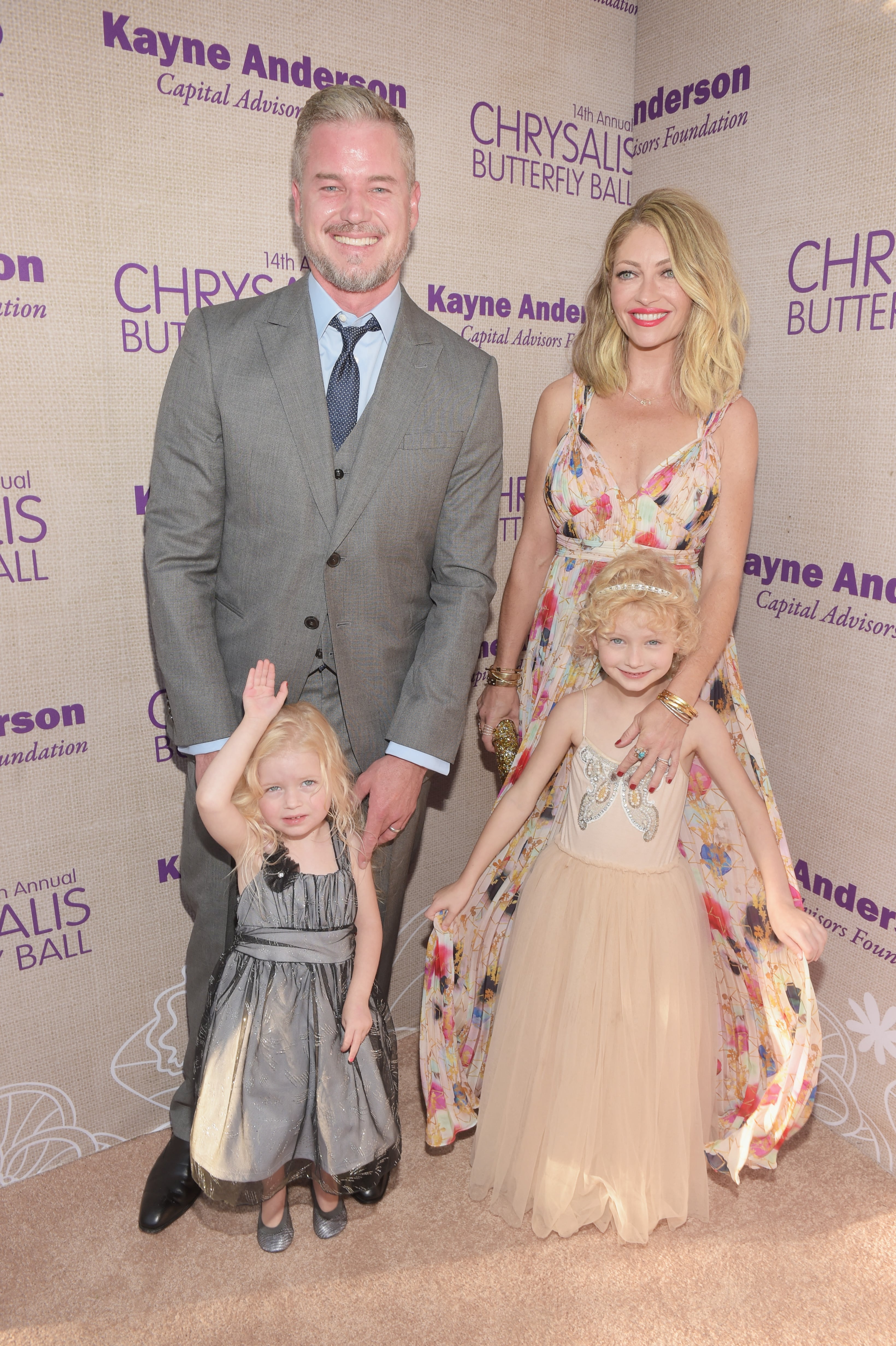 Eric Dane murió a los 53 años por ELA. Su esposa y sus hijas adolescentes afrontaron el proceso con honestidad y apoyo profesional, mientras la familia pidió privacidad.