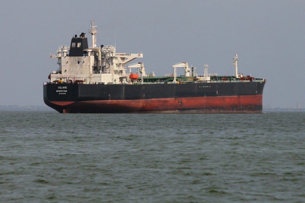El petrolero VOLANS, con bandera de Belice, aparece anclado en el lago de Maracaibo mientras espera partir hacia Port Arthur, Estados Unidos, en Maracaibo, Venezuela, el 11 de mayo de 2026.