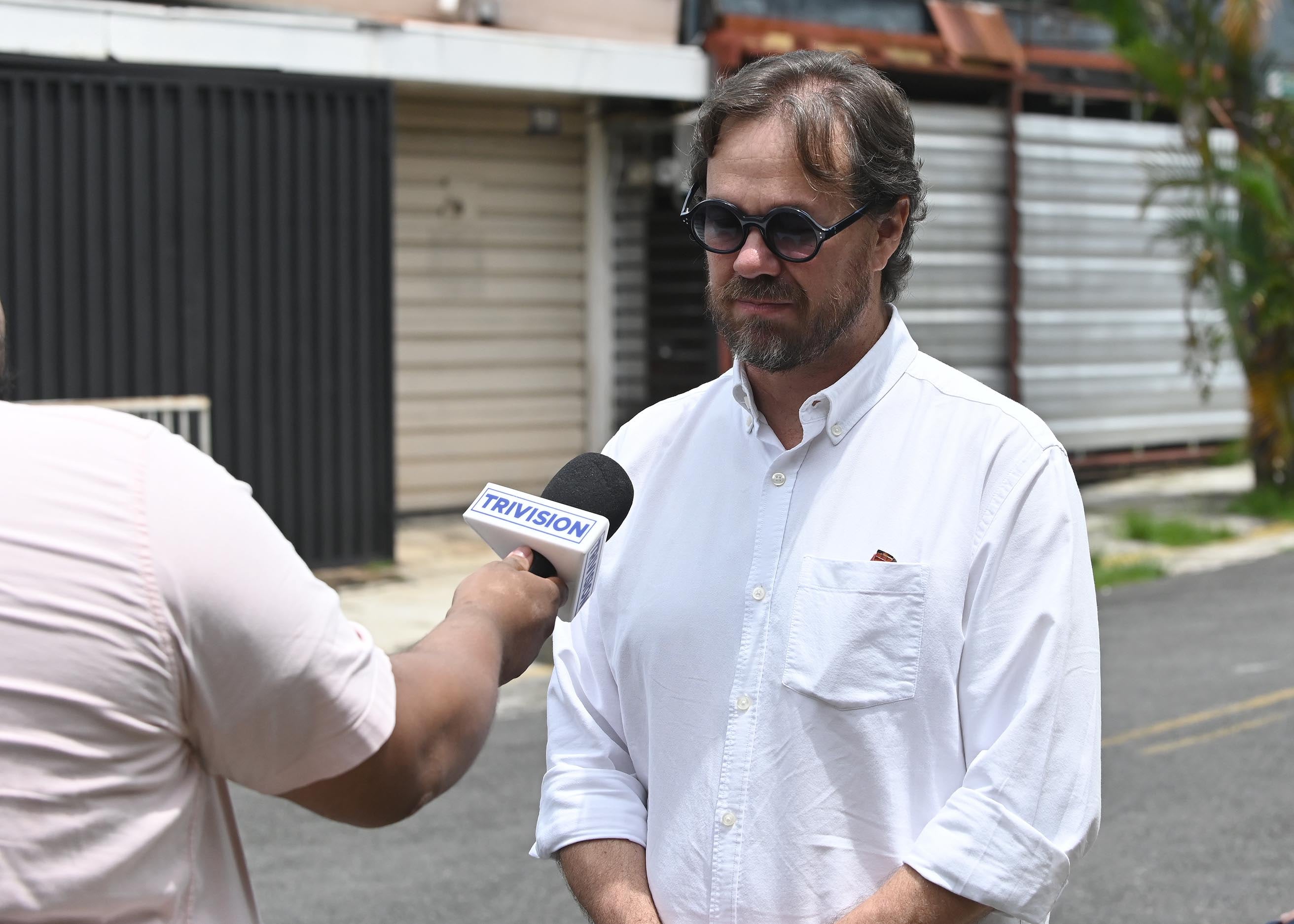 03 de setiembre del 2025. Físcalía geneal en San José. Federico Cruz conocido como Choreco se presentó junto a su abogado Gerardo Chávez ante la fiscalía general en San José. Fiscalía toma declaración a Choreco por presunta transferencia de $32.000 provenientes de contrato de BCIE. En la foto: Federico Cruz junto a su abogado Gerardo Chávez salen de la fiscalía. Foto: Albert Marín.