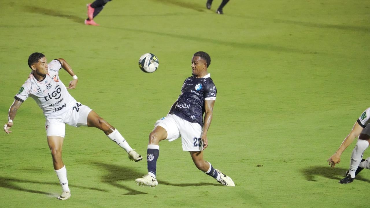 El defensor del Puntarenas FC John Ruiz (izquierda) y el atacante del Cartaginés Jostin Daly tuvieron un duelo parejo en el estadio Fello Meza, por la fecha ocho del Torneo de Apertura 2024.