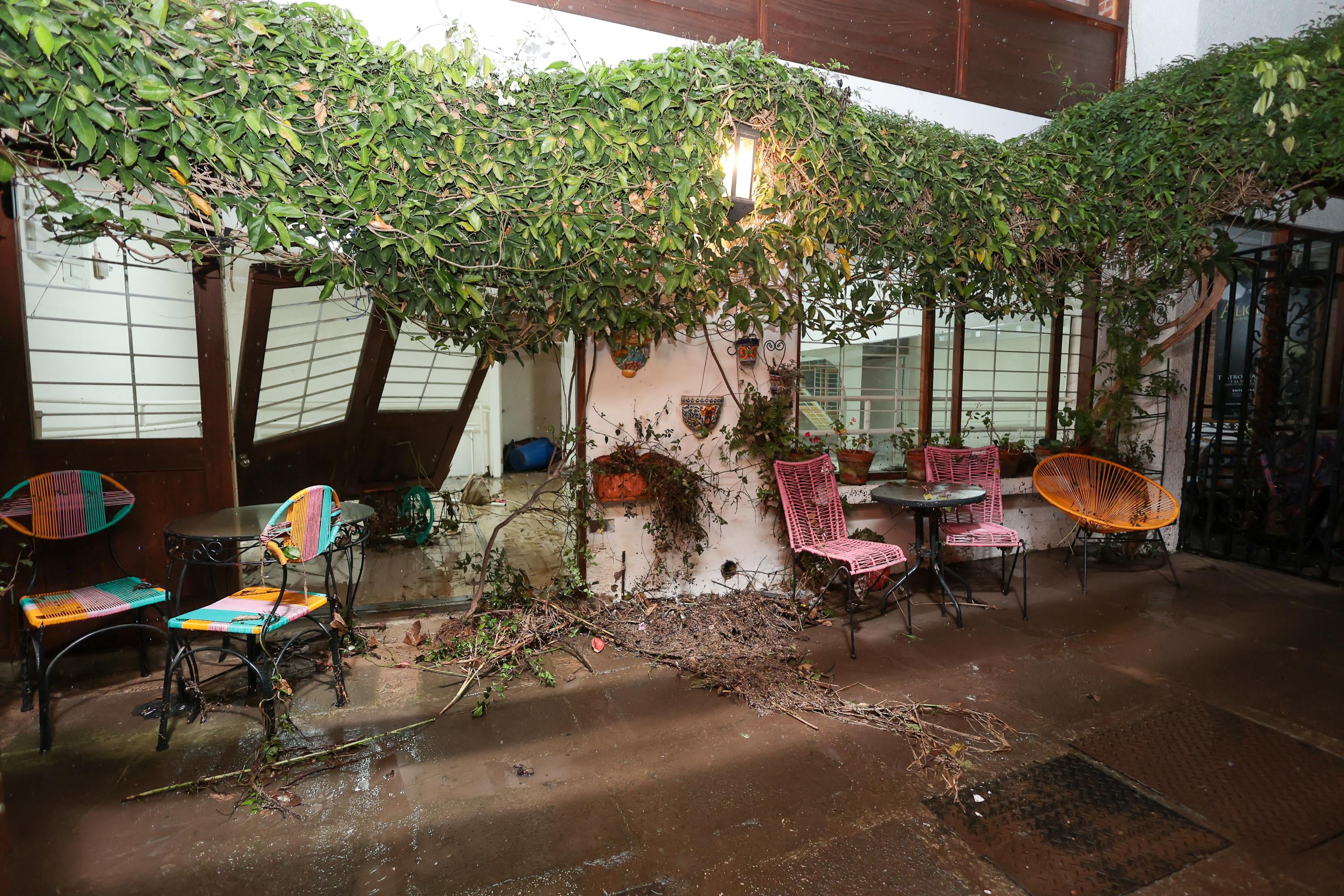 La escuela de baile Danzay sufrió graves daños producto de las inundaciones que afectaron viviendas y comercios en barrio Dent.