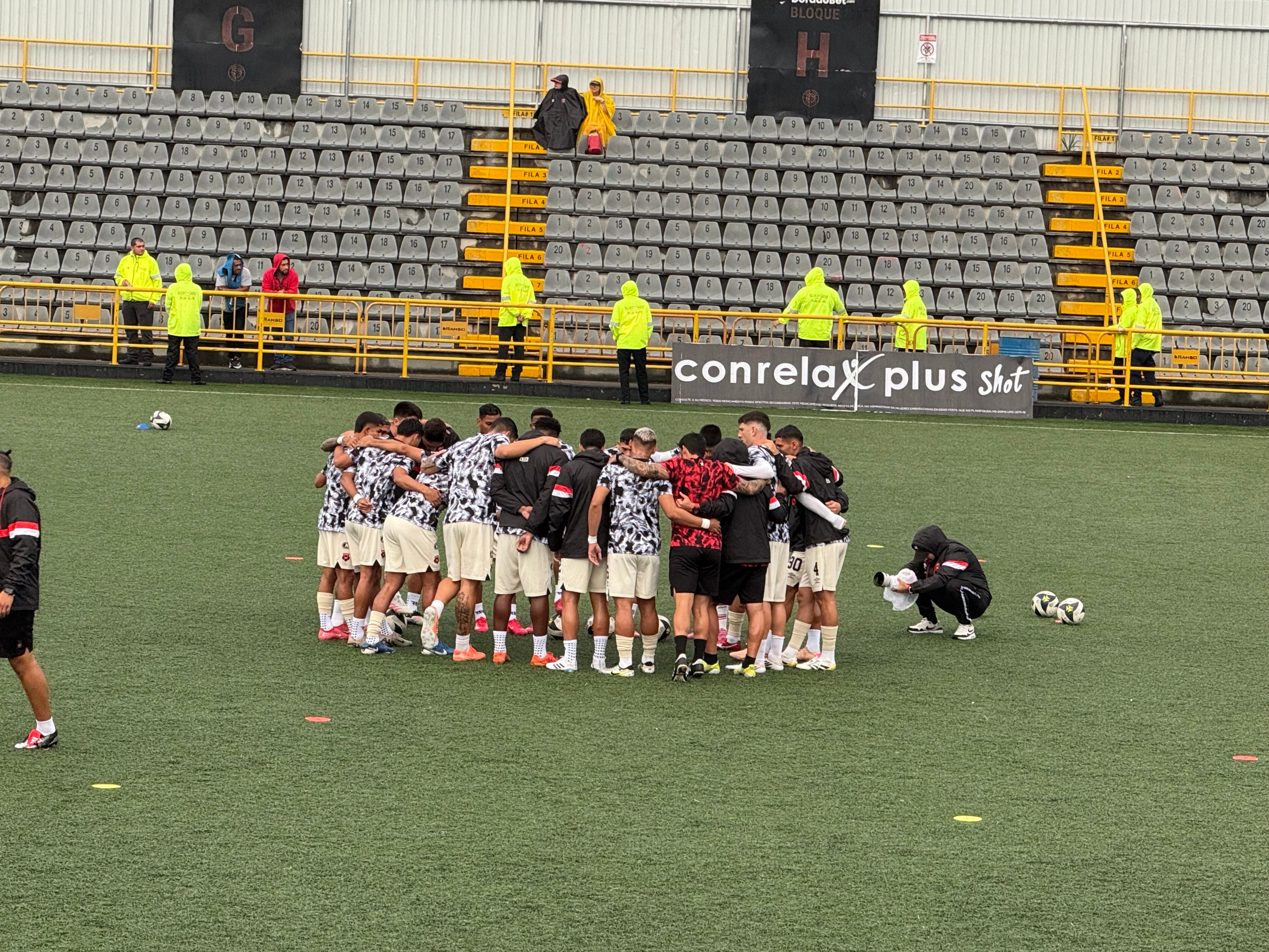 Cuando Liga Deportiva Alajuelense salió a hacer su calentamiento, caía una llovizna en el Estadio Ernesto Rohrmoser.