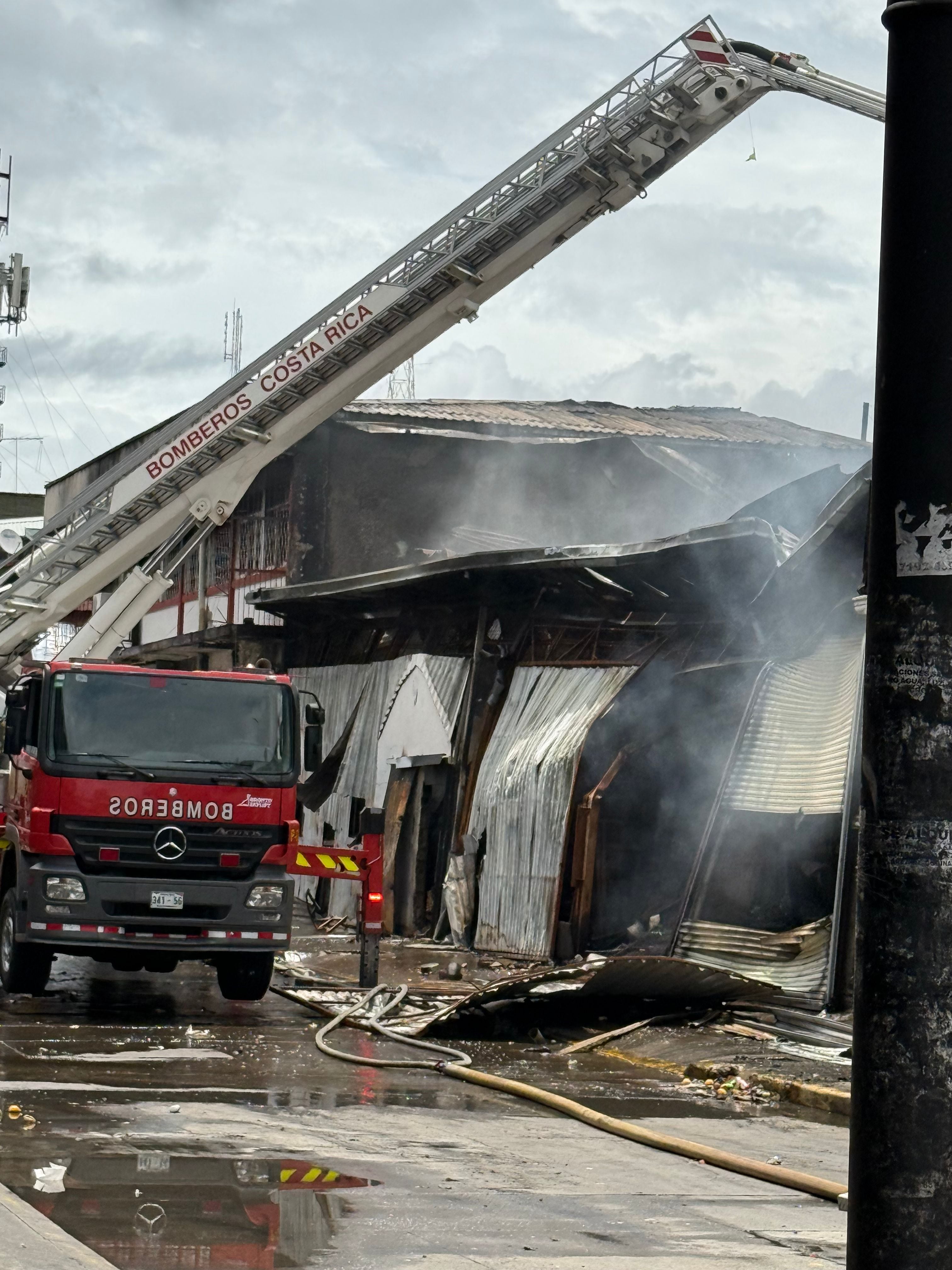 Así luce el lugar del incendio en San José, la mañana de este domingo 30 de agosto.