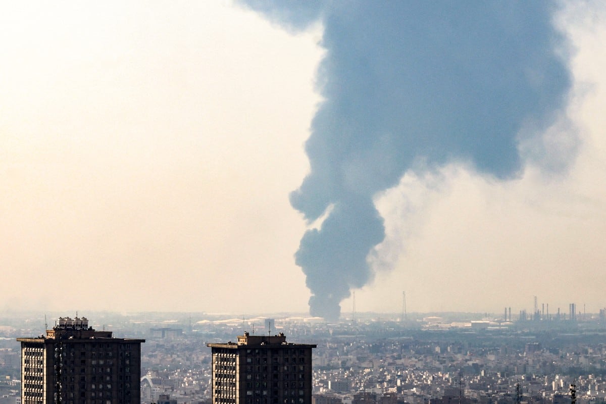 Una columna de humo negro se eleva sobre una refinería de petróleo en el sur de Teherán, tras ser alcanzada por un ataque israelí nocturno el 15 de junio de 2025.