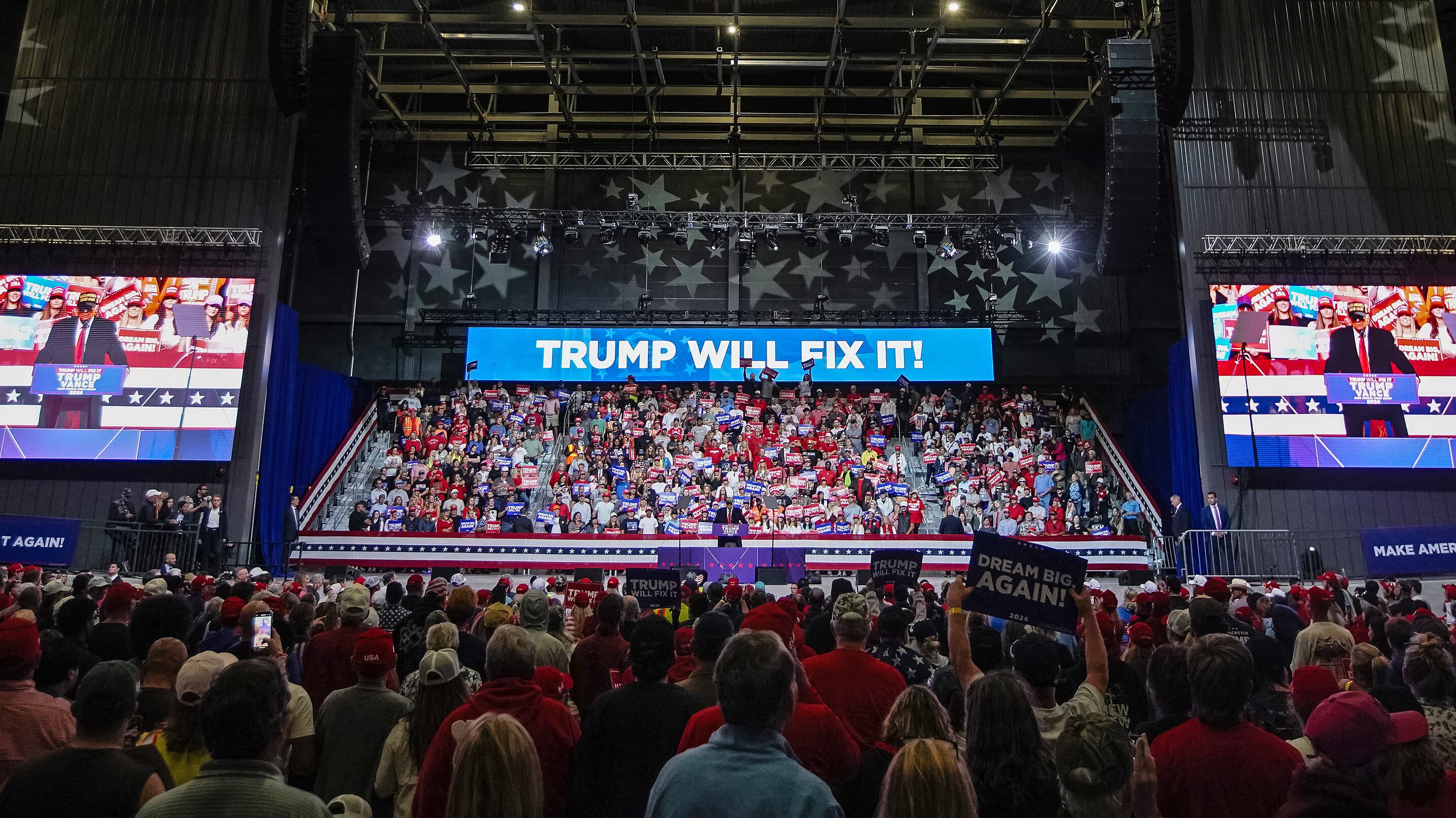 El expresidente estadounidense y candidato presidencial republicano Donald Trump habla durante un mitin de campaña en el Anfiteatro Atrium Health en Macon, Georgia.